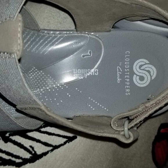 Sold!!Like new Clark's Cloudsteppers tan sandals 8 - Picture 5 of 7